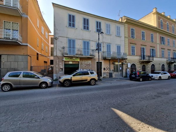 locale commerciale in vendita a Marino