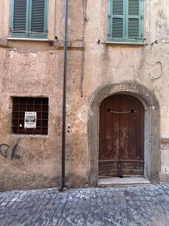 locale di sgombero in vendita a Marino