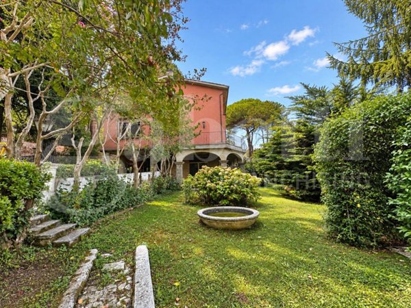 casa indipendente in vendita a Marino