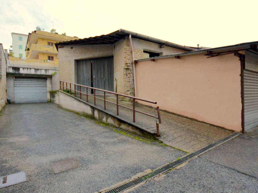 locale commerciale in vendita a Mentana