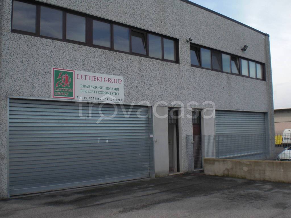locale commerciale in vendita a Mentana