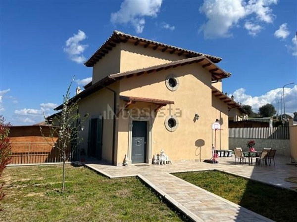 casa indipendente in vendita a Mentana