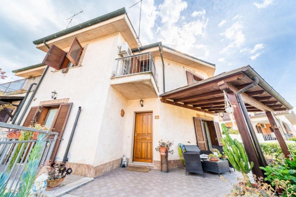 casa indipendente in vendita a Mentana