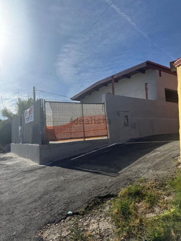 locale commerciale in vendita a Mentana
