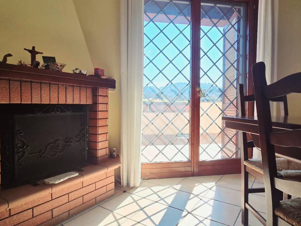 appartamento in vendita a Monte Compatri in zona Laghetto