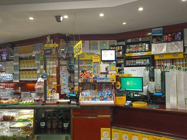 negozio in vendita a Monte Compatri in zona Laghetto