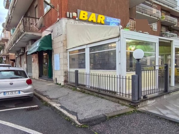 negozio in vendita a Monte Compatri in zona Laghetto
