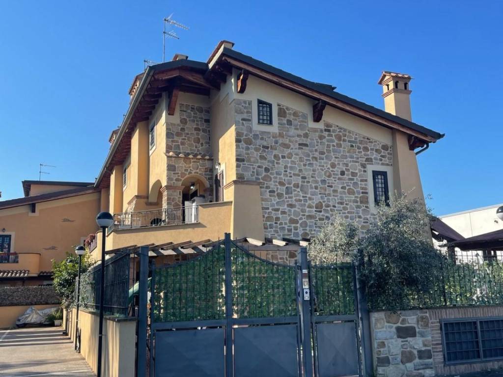 appartamento in vendita a Monte Compatri in zona Laghetto