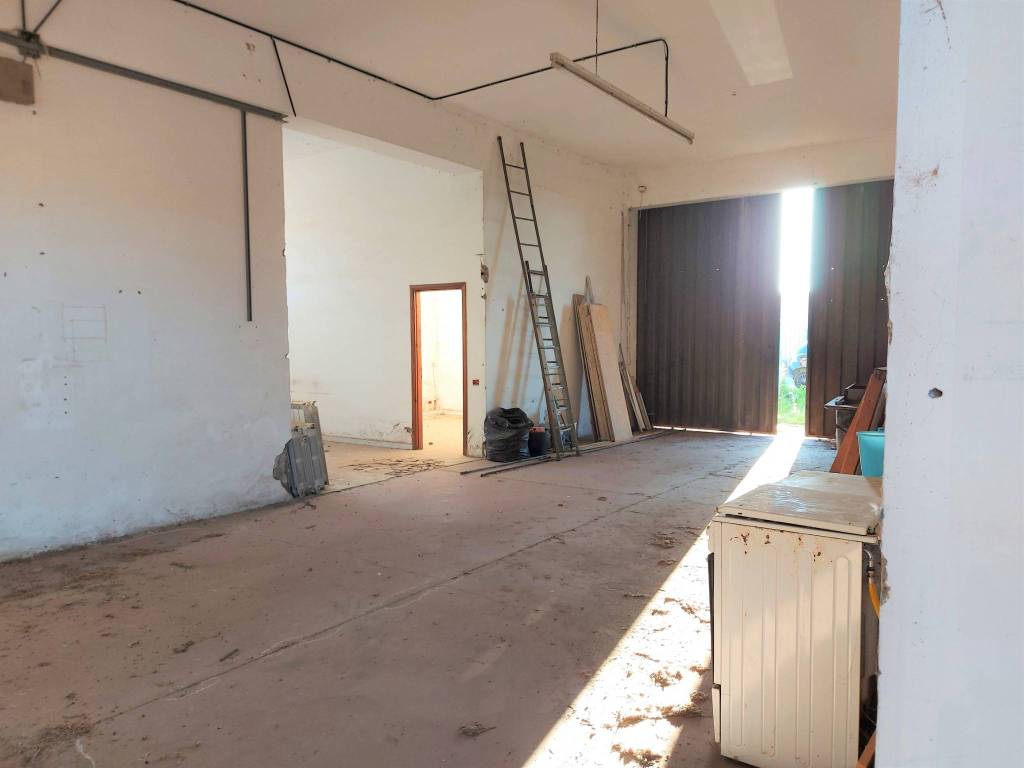 negozio in vendita a Monte Compatri in zona Laghetto