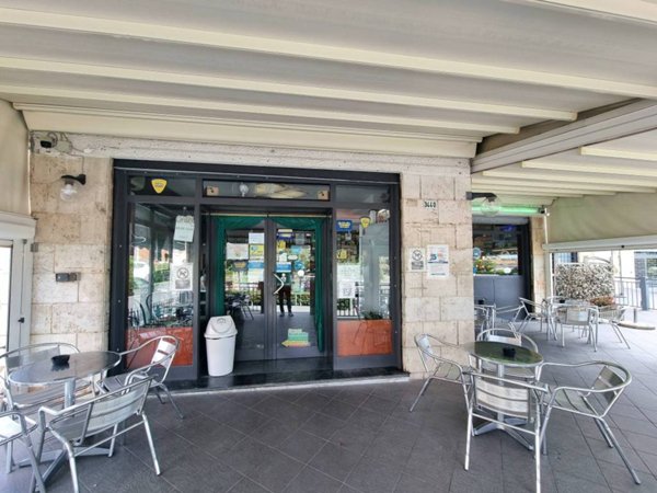 negozio in vendita a Monte Compatri in zona Laghetto