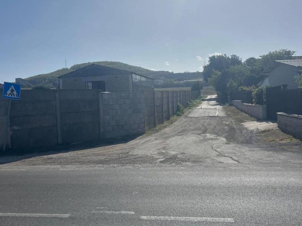 locale commerciale in vendita a Monte Compatri in zona Laghetto