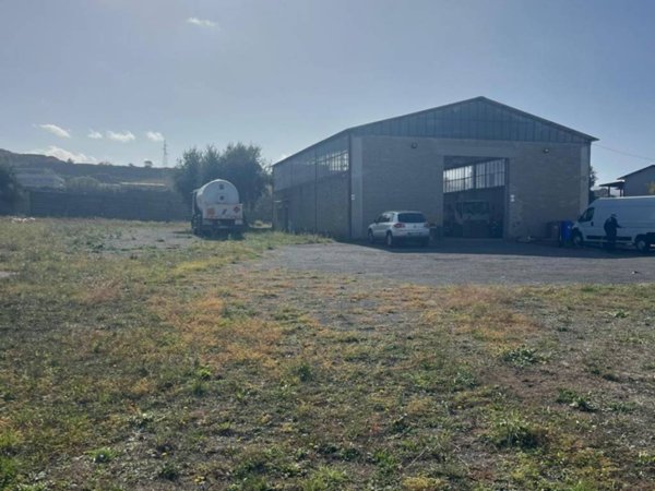 locale commerciale in vendita a Monte Compatri in zona Laghetto