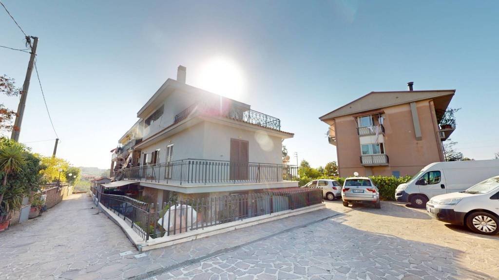 appartamento in vendita a Monte Compatri in zona Laghetto