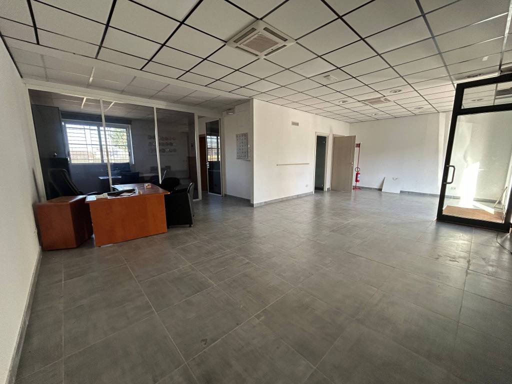 negozio in vendita a Monte Compatri in zona Laghetto