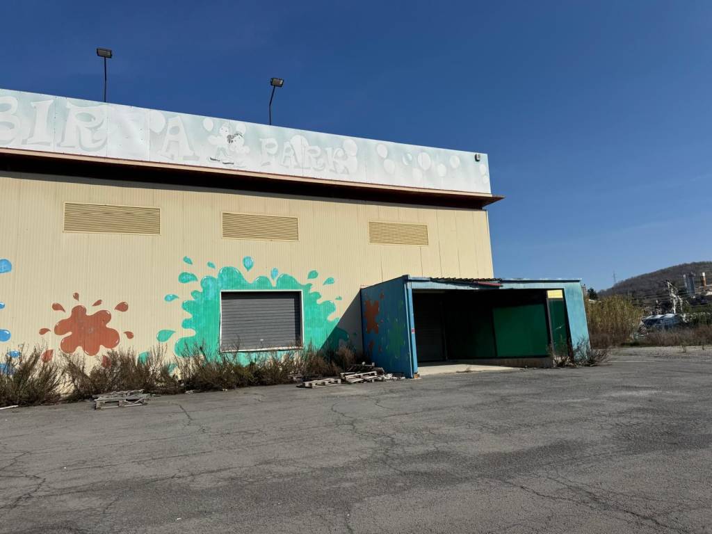 negozio in vendita a Monte Compatri in zona Laghetto