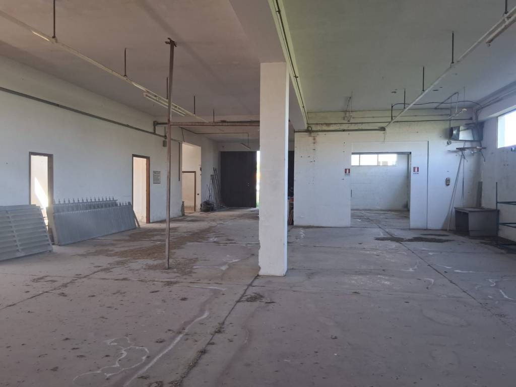 locale commerciale in vendita a Monte Compatri in zona Laghetto