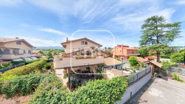 pentavano in vendita a Monte Compatri in zona Laghetto