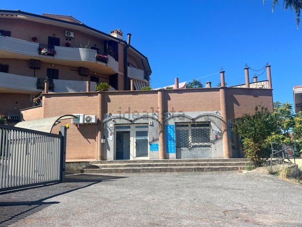 locale commerciale in vendita a Monte Compatri in zona Laghetto