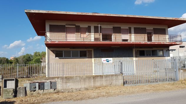 locale commerciale in vendita a Monte Compatri in zona Laghetto