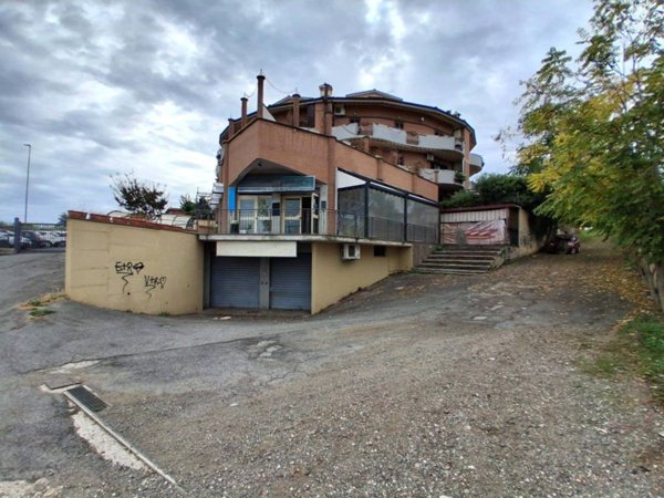 locale commerciale in vendita a Monte Compatri in zona Laghetto