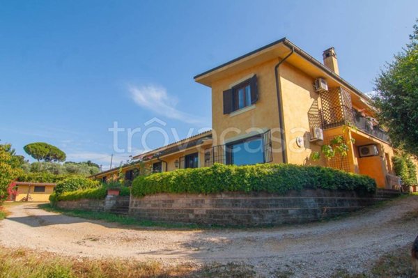 casa indipendente in vendita a Montelibretti
