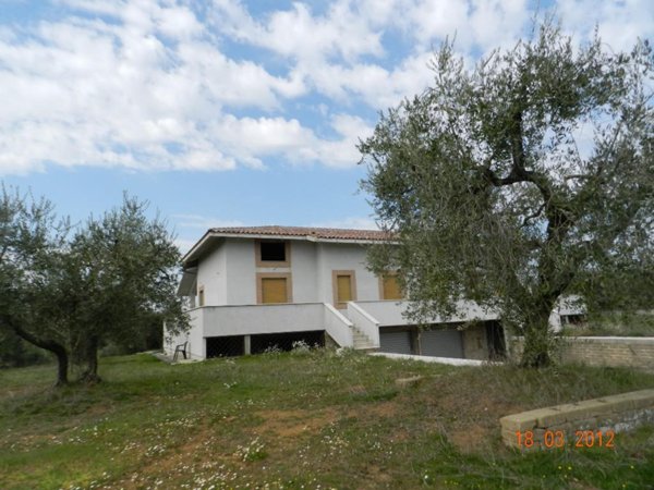 casa indipendente in vendita a Montelibretti
