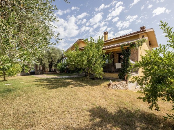 casa indipendente in vendita a Montelibretti