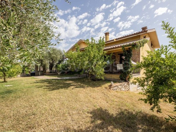 casa indipendente in vendita a Montelibretti
