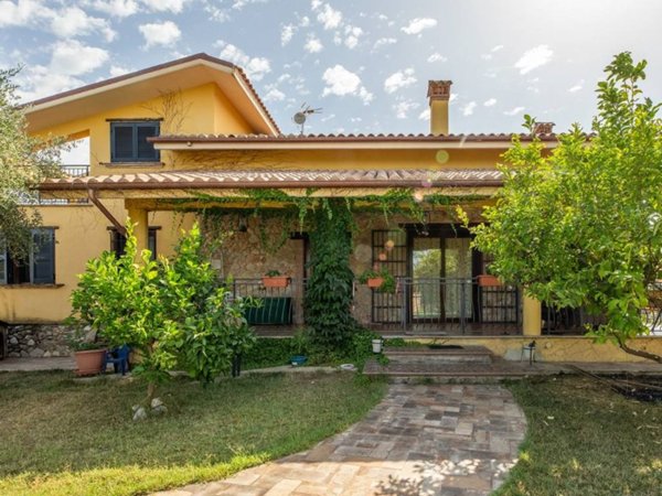 casa indipendente in vendita a Montelibretti