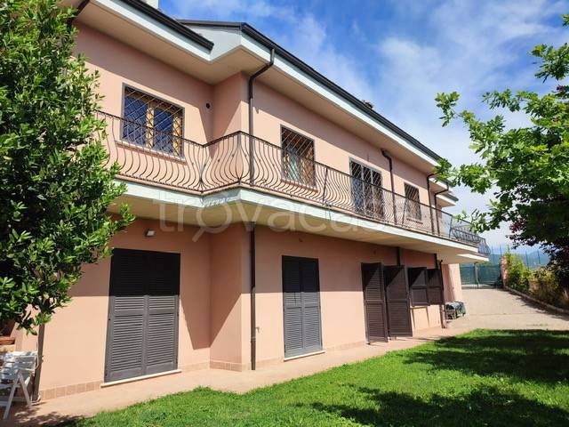 casa indipendente in vendita a Montelibretti