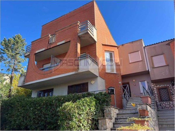 casa indipendente in vendita a Montelibretti