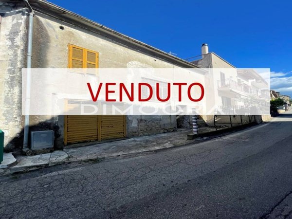 casa indipendente in vendita a Montelibretti