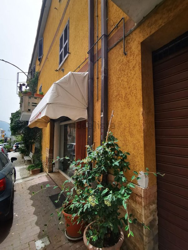 locale commerciale in vendita a Montelibretti
