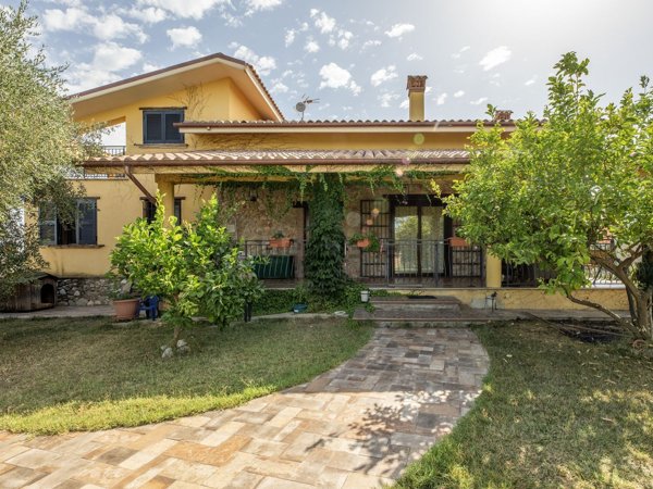 casa indipendente in vendita a Montelibretti