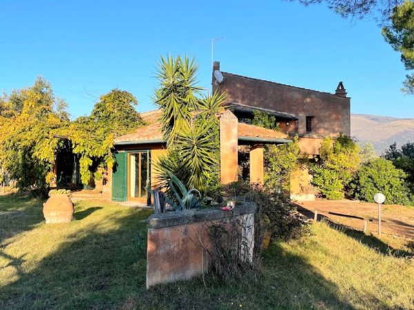 casa indipendente in vendita a Montelibretti