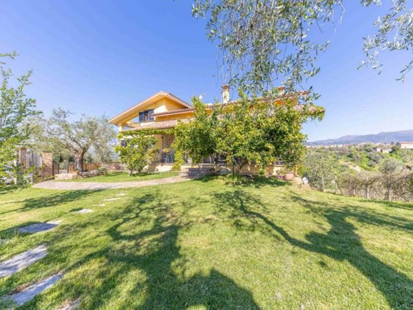 casa indipendente in vendita a Montelibretti