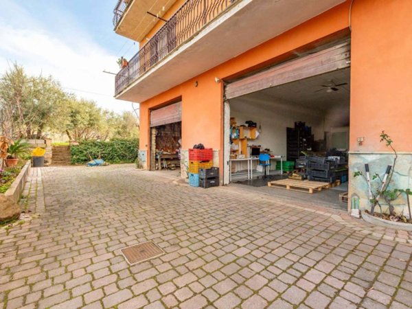 locale commerciale in vendita a Monte Porzio Catone