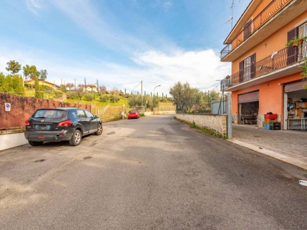locale commerciale in vendita a Monte Porzio Catone