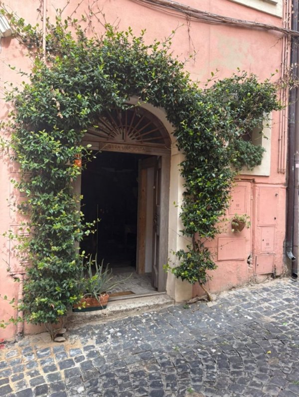 locale di sgombero in vendita a Monte Porzio Catone