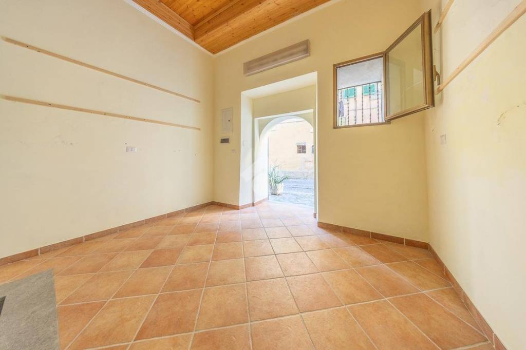 locale di sgombero in vendita a Monte Porzio Catone