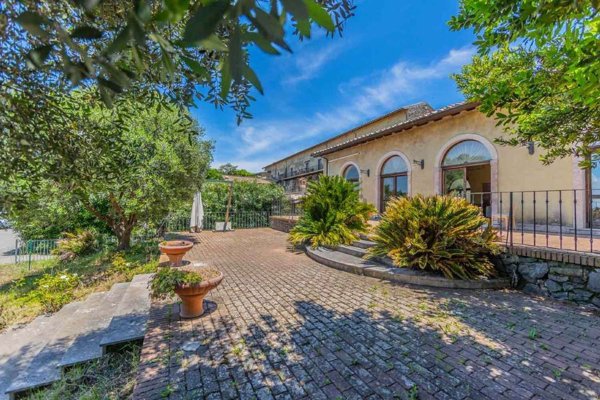 locale commerciale in vendita a Monte Porzio Catone