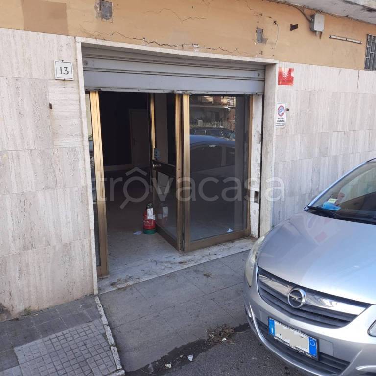 negozio in vendita a Monte Porzio Catone in zona Pilozzo