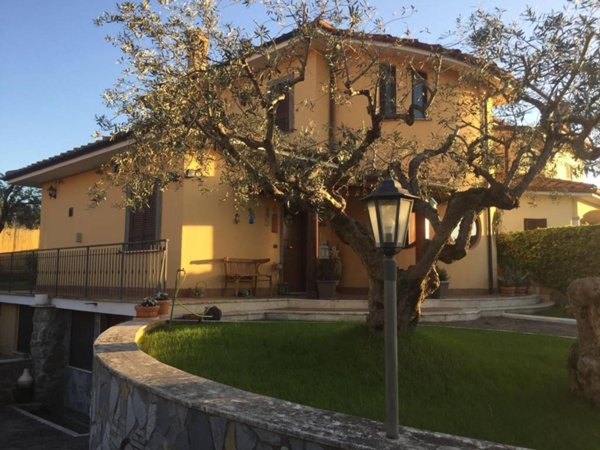 casa indipendente in vendita a Monte Porzio Catone in zona Fontana Candida