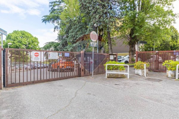 locale commerciale in vendita a Monte Porzio Catone