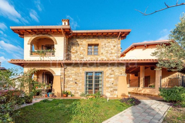 casa indipendente in vendita a Monte Porzio Catone in zona Fontana Candida