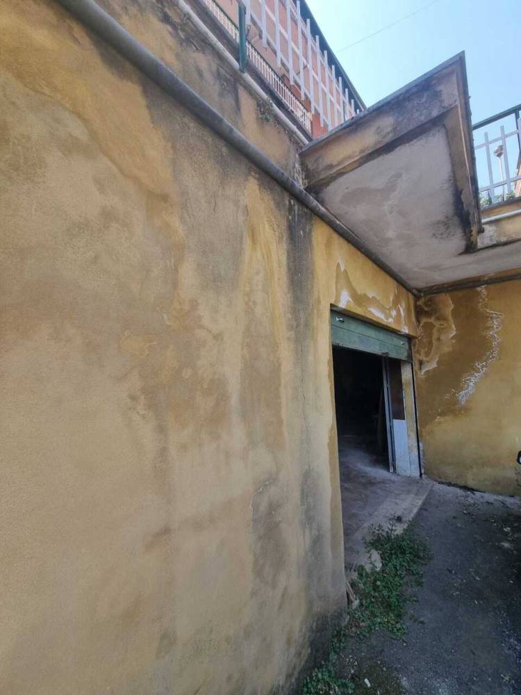 locale di sgombero in vendita a Monte Porzio Catone in zona Pilozzo