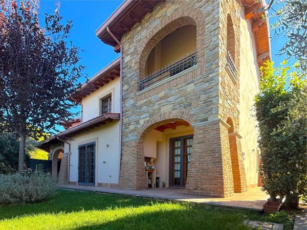 casa indipendente in vendita a Monte Porzio Catone in zona Fontana Candida
