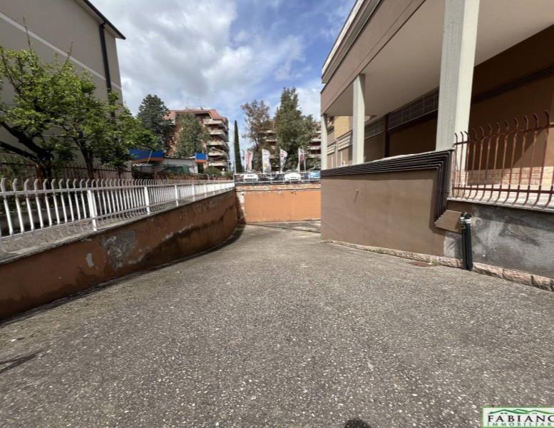 locale commerciale in vendita a Monterotondo in zona Stazione