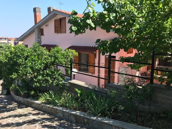 casa indipendente in vendita a Monterotondo in zona Stazione