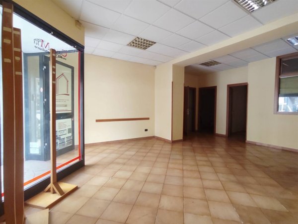 locale commerciale in vendita a Monterotondo in zona Stazione